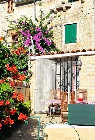 Apartment Alena With Terrace And Garden Center Jelsa Jelsa  Esterno foto
