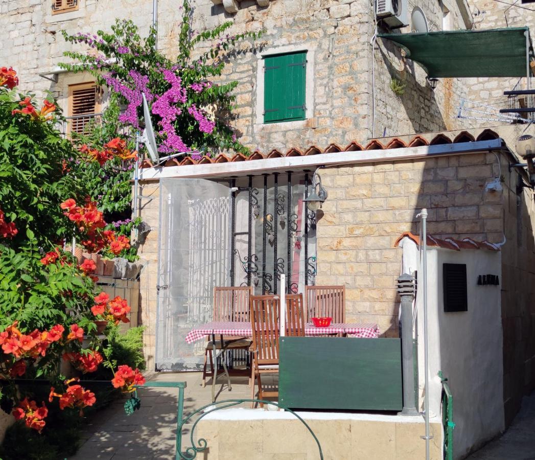 Apartment Alena With Terrace And Garden Center Jelsa Jelsa  Esterno foto