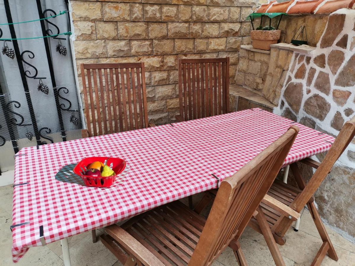Apartment Alena With Terrace And Garden Center Jelsa Jelsa  Esterno foto